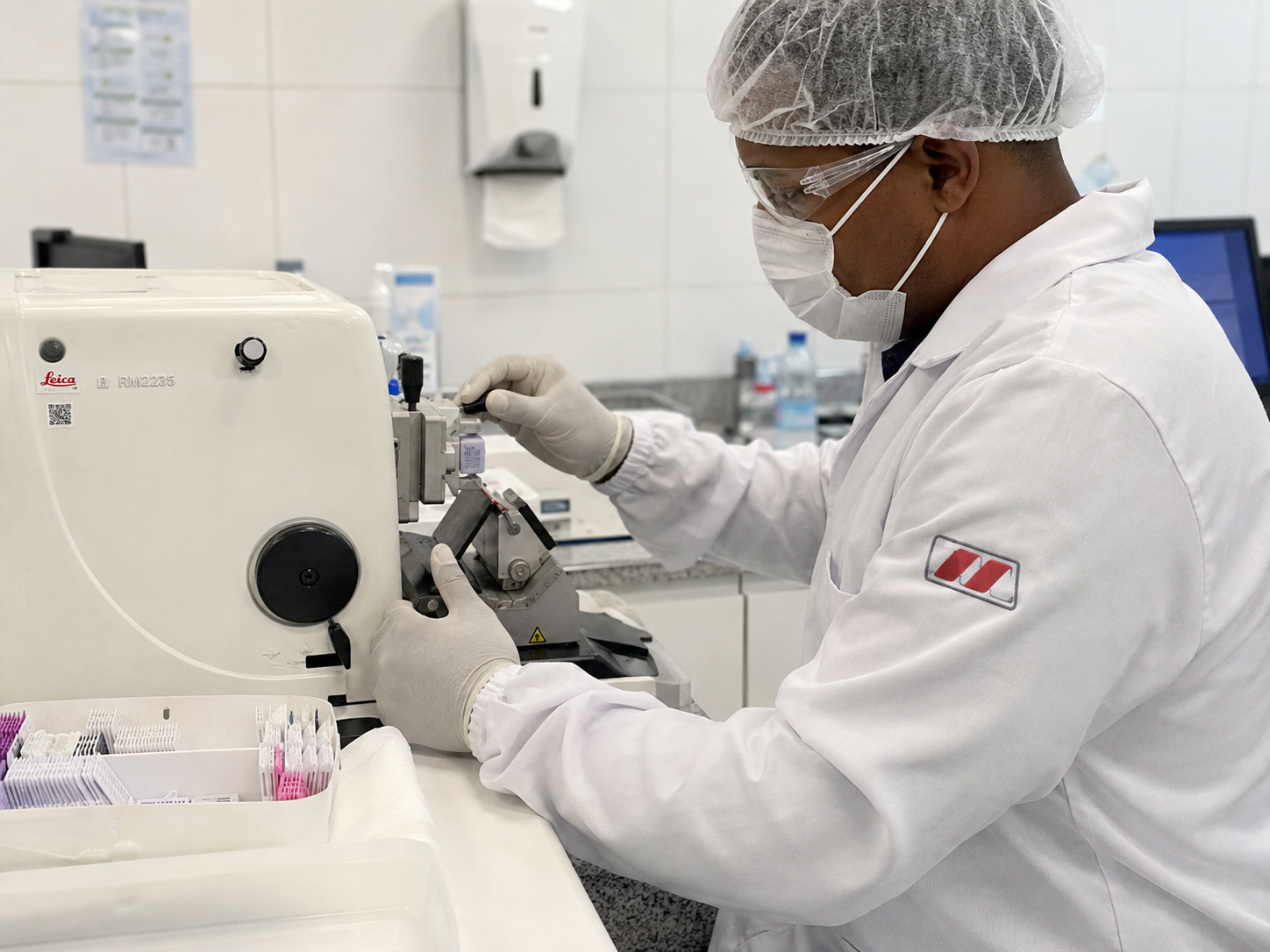 Técnico realizando microtomia no laboratório